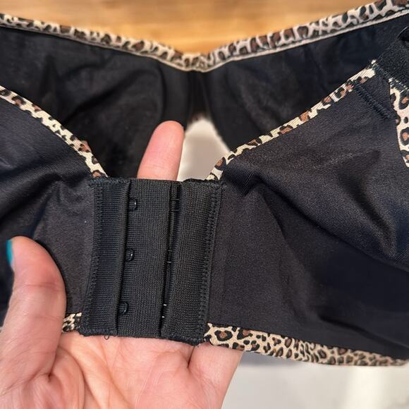 Olga wide strap leopard print accents underwire not lined T-shirt bra size 38D - Picture 6 of 7